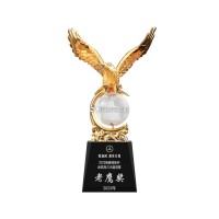 内蒙古高档金属老鹰水晶奖杯奖牌制作保险优秀员工金鹰奖年会纪念